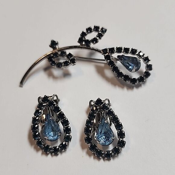 Elegant Silver and Blue Flower Brooch With Matching Clip On Earrings - Picture 1 of 5